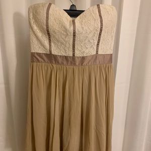 Women’s strapless short dress. Neutral white/tan